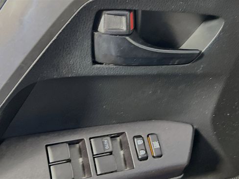Used 2017 Toyota RAV4 LE FWD image 17