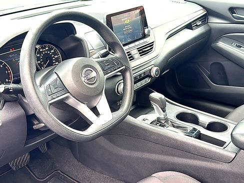 Used 2025 Nissan Altima 2.5 SV FWD image 12