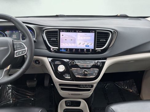 Used 2023 Chrysler Pacifica Touring-L FWD image 10