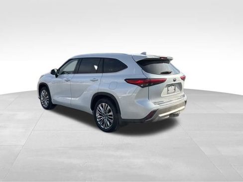 Used 2023 Toyota Highlander Platinum image 3