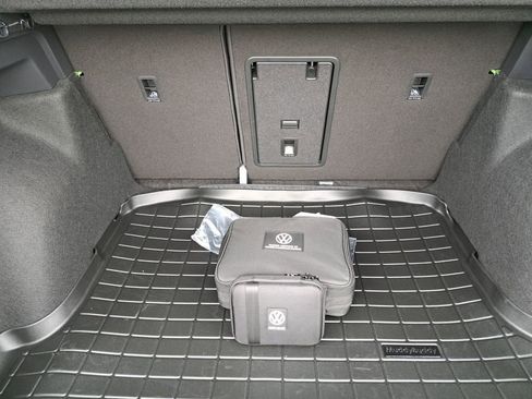 New 2026 Volkswagen Taos SE image 27