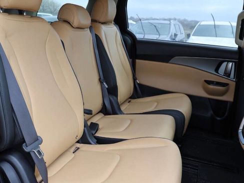 Used 2022 Kia Carnival LX image 16