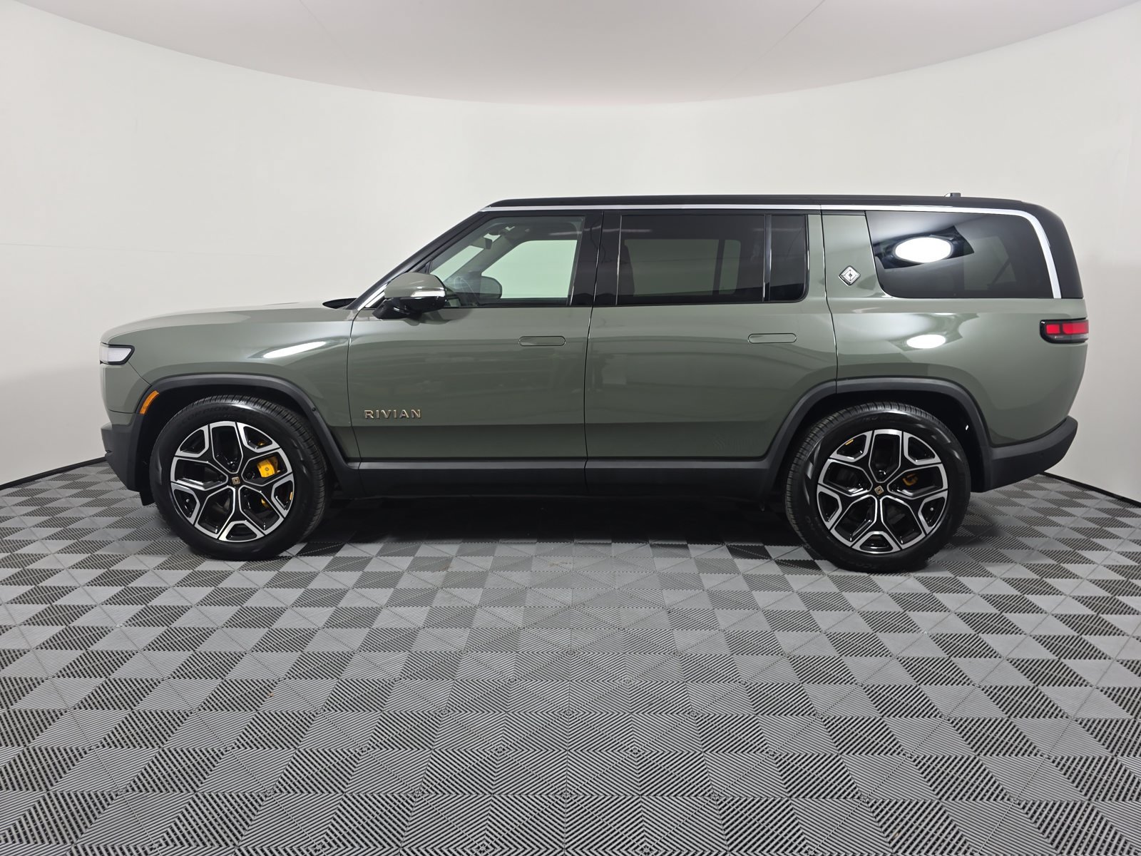 Used 2023 Rivian R1S Launch Edition Quad AWD/4WD image 2