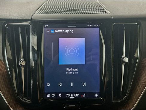 Used 2023 Volvo XC60 B5 Plus image 17