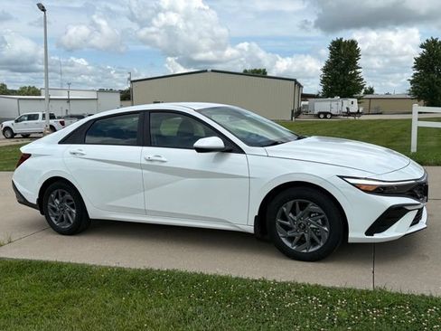 Used 2025 Hyundai Elantra Hybrid FWD image 3