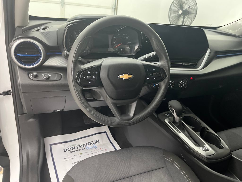 Used 2025 Chevrolet Trax LS FWD image 15