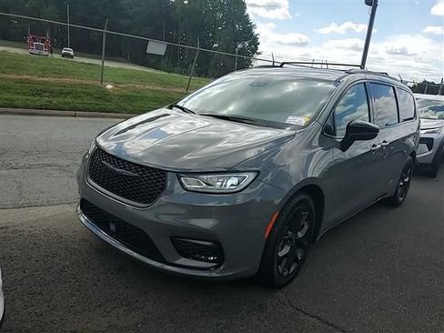 Used 2025 Chrysler Pacifica Limited FWD image 1