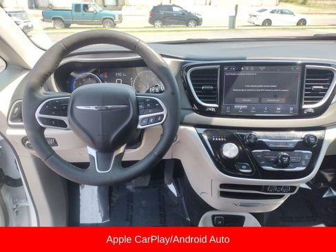 Used 2024 Chrysler Pacifica Touring-L image 15
