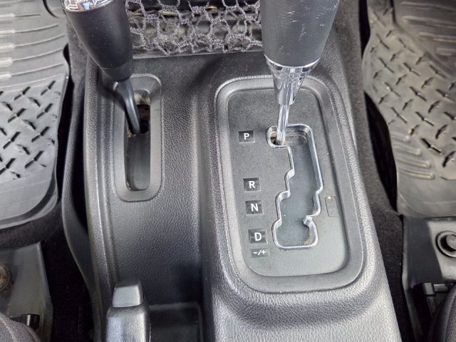 Used 2015 Jeep Wrangler Unlimited Rubicon w/ Connectivity Group AWD/4WD image 19