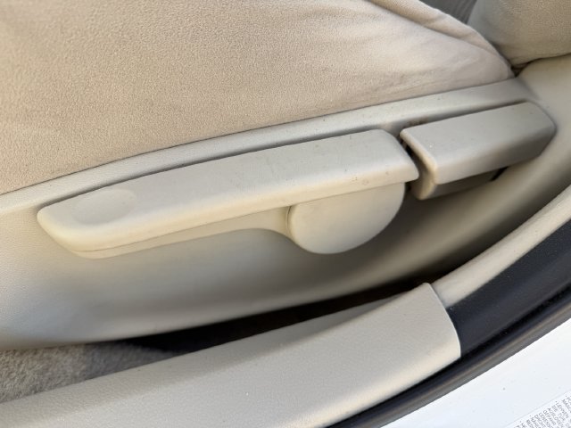 Used 2013 Toyota Corolla LE FWD image 22