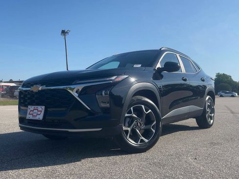 Used 2025 Chevrolet Trax LT w/ LT Convenience Package FWD image 2