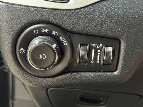 Used 2016 Jeep Cherokee Trailhawk w/ Leather Interior Group AWD/4WD image 18