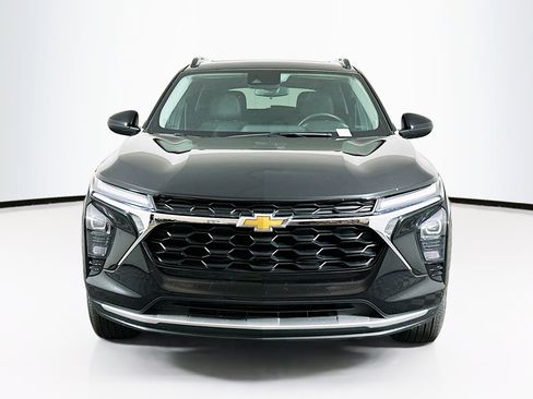 Used 2024 Chevrolet Trax LT w/ Sunroof Package FWD image 2