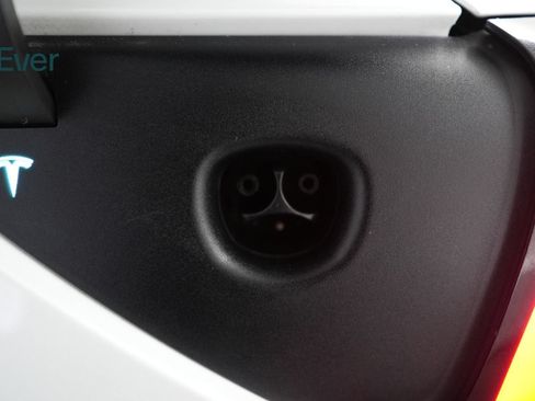 Used 2018 Tesla Model 3 Long Range RWD image 10