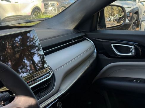 Used 2025 Jeep Compass Limited image 30