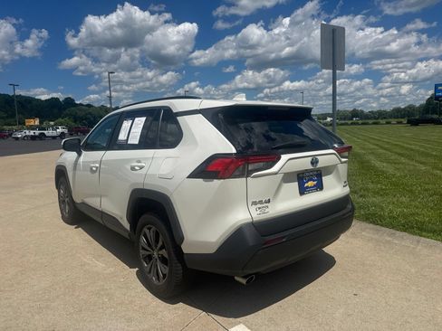 Used 2022 Toyota RAV4 XLE Premium AWD/4WD image 7