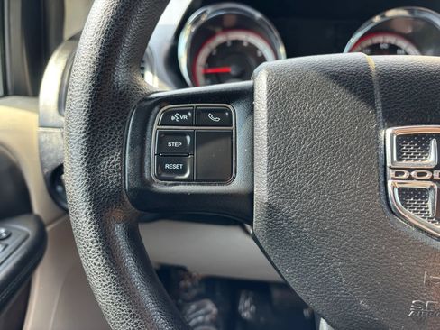 Used 2018 Dodge Grand Caravan SE w/ UConnect Hands-Free Group FWD image 19