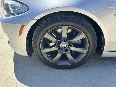 Used 2011 BMW 550i xDrive Sedan AWD/4WD image 22