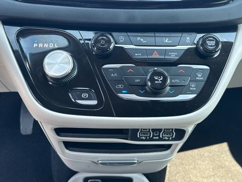 Used 2024 Chrysler Pacifica Touring-L FWD image 13