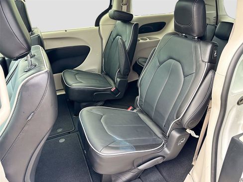 Certified 2024 Chrysler Pacifica Limited FWD image 11