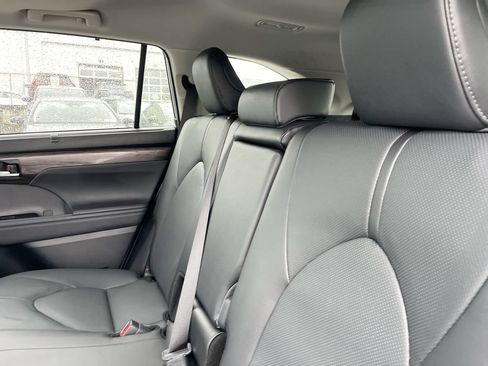 Used 2026 Toyota Highlander Limited AWD/4WD image 9