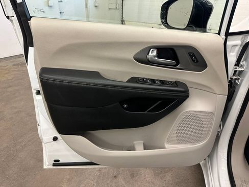 Certified 2024 Chrysler Pacifica Limited FWD image 21