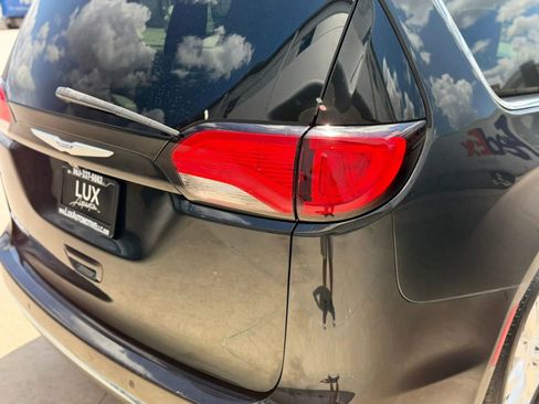 Used 2019 Chrysler Pacifica Touring-L FWD image 8