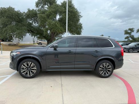 Used 2022 Volvo XC90 T6 Momentum image 3