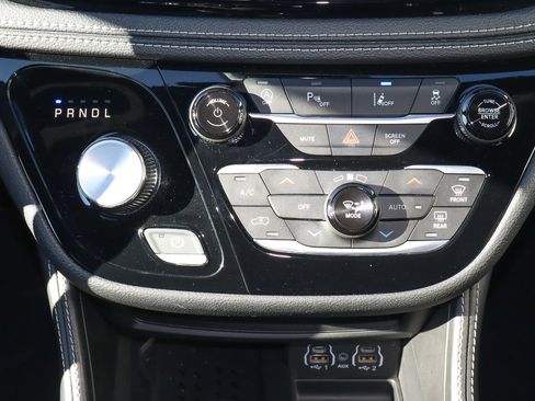 Used 2025 Chrysler Pacifica Limited image 26