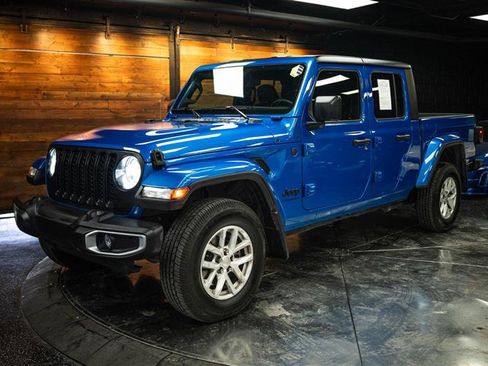 Used 2023 Jeep Gladiator Sport AWD/4WD image 2