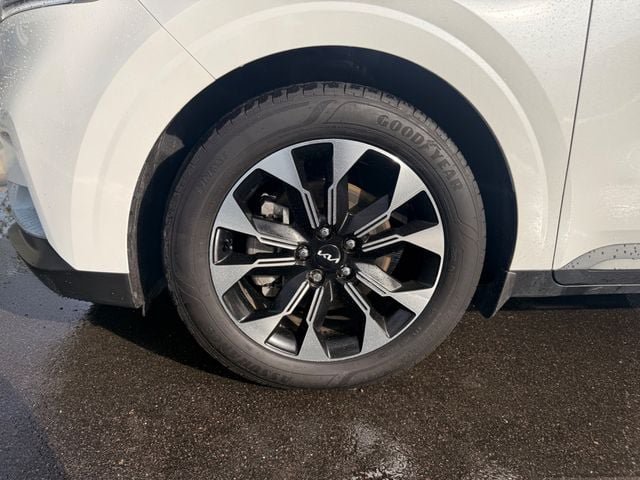 Used 2024 Kia Carnival EX FWD image 24