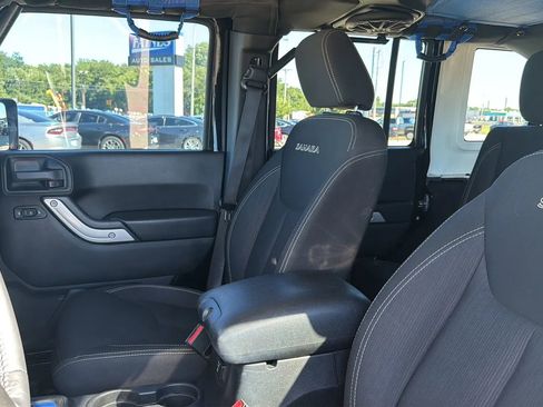 Used 2016 Jeep Wrangler Unlimited Sahara w/ Connectivity Group AWD/4WD image 88