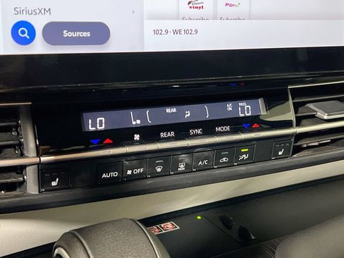 Certified 2025 Toyota Sienna XLE FWD image 14