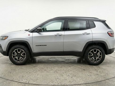 Used 2025 Jeep Compass Trailhawk image 5
