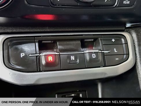 Used 2023 GMC Acadia SLE w/ Driver Convenience Package FWD image 16