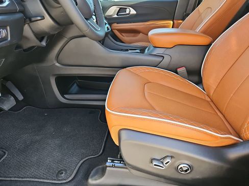 New 2026 Chrysler Pacifica Pinnacle image 16