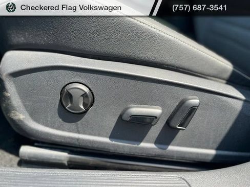 Used 2025 Volkswagen Jetta SE FWD image 23