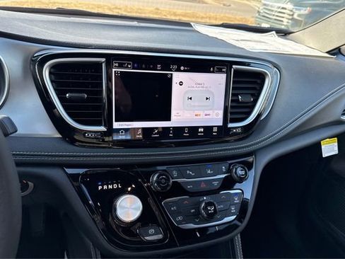 New 2026 Chrysler Pacifica Limited w/ Uconnect Theater Family Group image 13