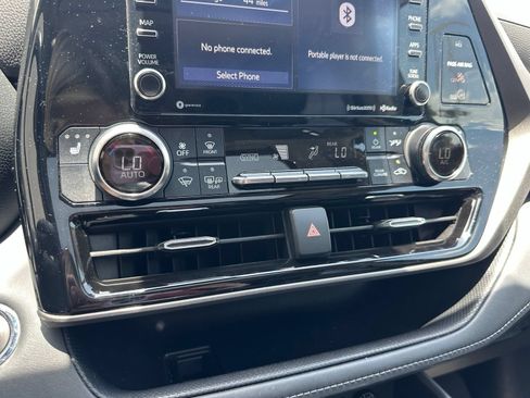 Used 2022 Toyota Highlander XLE FWD image 14