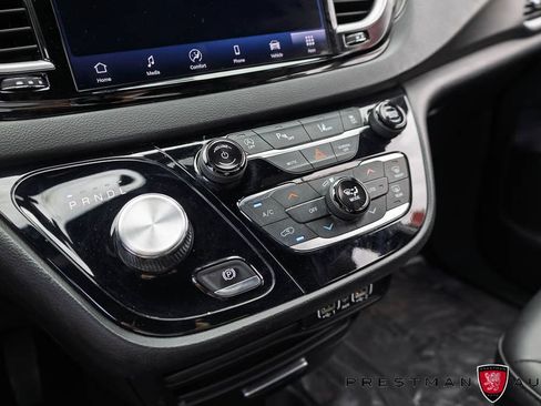 Used 2025 Chrysler Pacifica Select FWD image 31