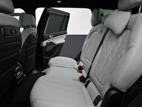 Used 2025 BMW X7 xDrive40i w/ Premium Package image 16