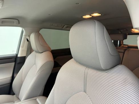 Used 2022 Toyota Highlander LE FWD image 25