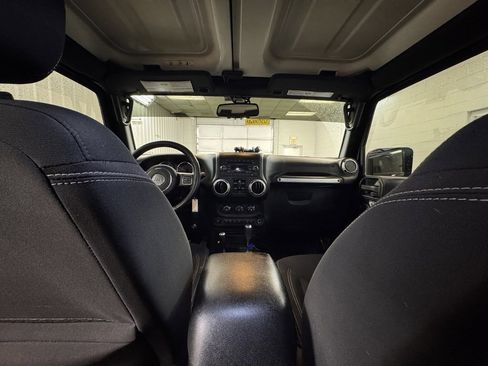 Used 2016 Jeep Wrangler Unlimited Sahara w/ Connectivity Group image 18