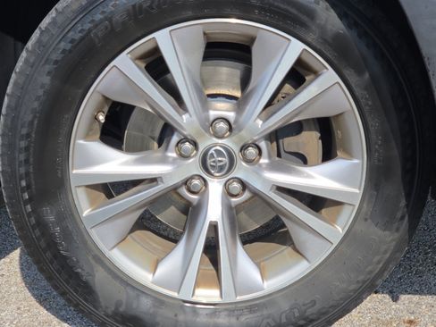 Used 2016 Toyota Highlander LE AWD/4WD image 9