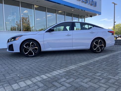 Used 2023 Nissan Altima 2.5 SR image 2