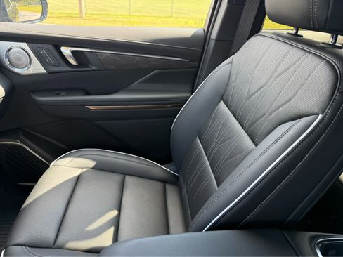 Used 2025 Buick Enclave Avenir w/ Super Cruise Package image 30