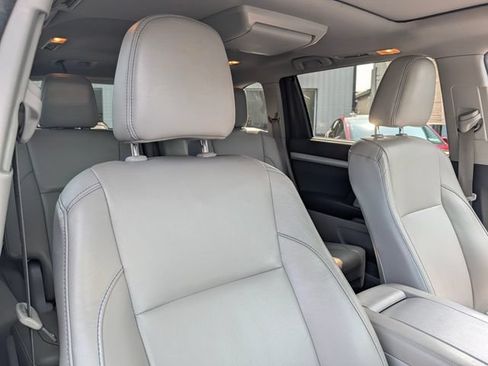 Used 2018 Toyota Highlander XLE AWD/4WD image 10