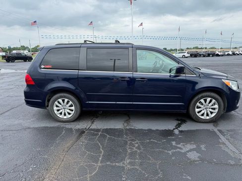 Used 2013 Volkswagen Routan SE FWD image 4