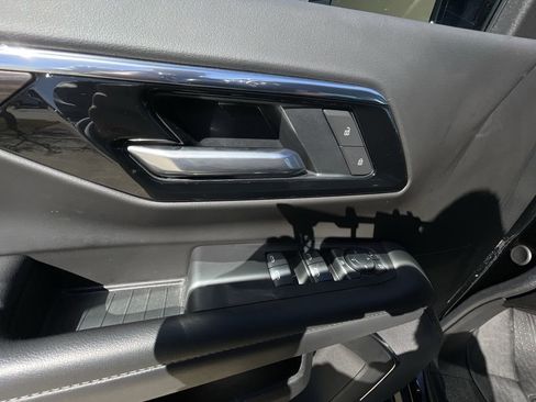 Used 2025 Chevrolet Suburban LS image 23