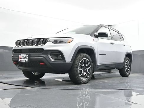 Used 2025 Jeep Compass Trailhawk AWD/4WD image 46